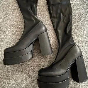 ★Steve Madden★ベスト商品★CYPRESS BLACK★ブーツ CYPRESS Black Women's Platform Vegan Leather Boots – Steve